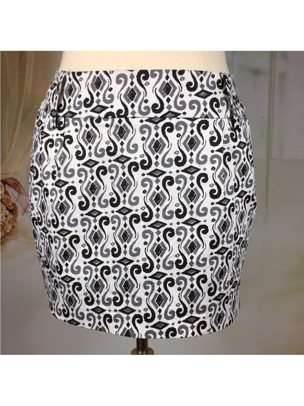 GUESS Black & White Abstract Skirt
With Pockets 32